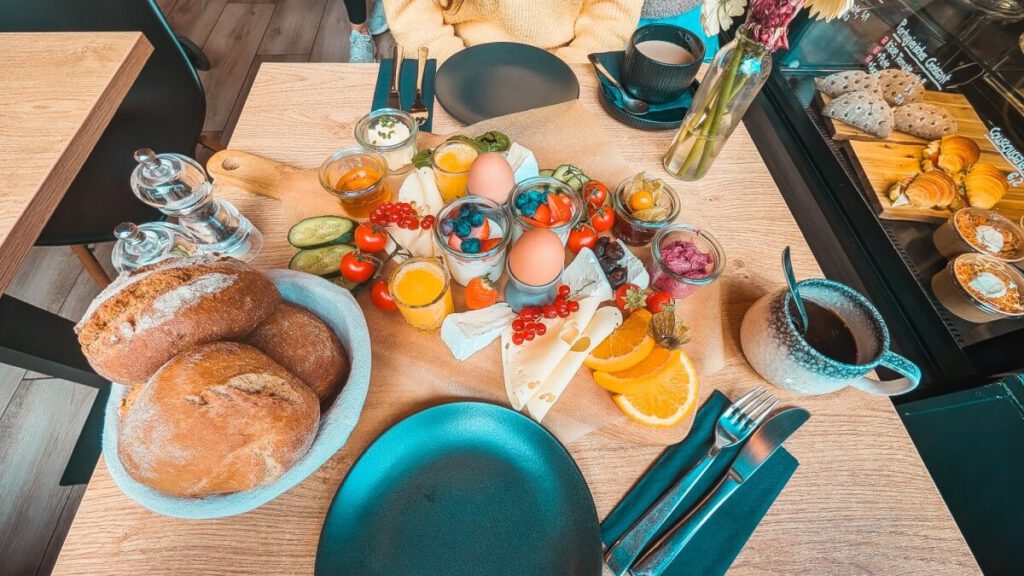 Das Frühstück für 2 im Café June kann sich visuell und geschmacklich sehen lassen.