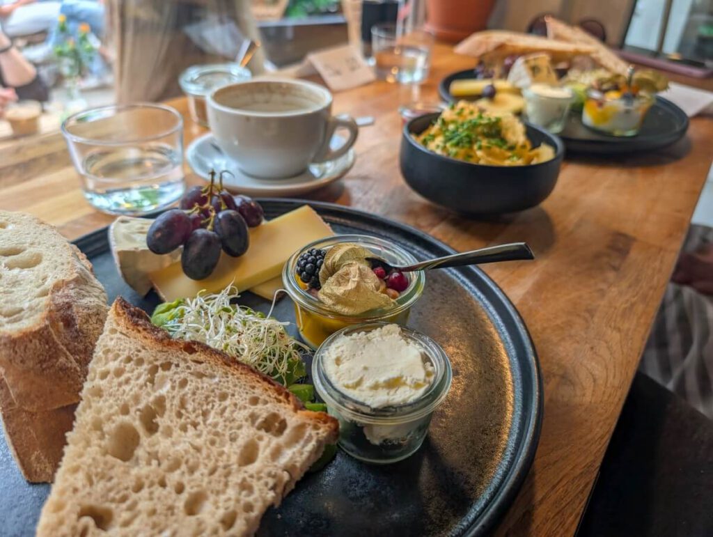 Das Kropkå Frühstück im Kropkå, mit Sauerteigbrot.