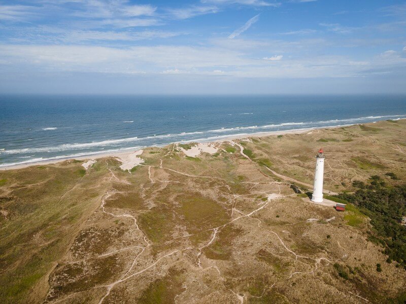 Von oben: ganze Küste um den Lyngvig Leuchtturm