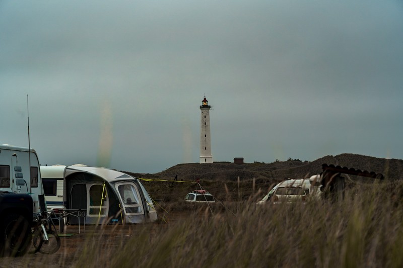 Blick auf den Lyngvig Leuchtturm vom Campingplatz