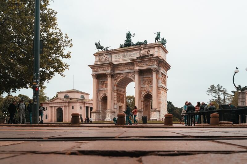 Der Triumphbogen Arco della Pace in Mailand.