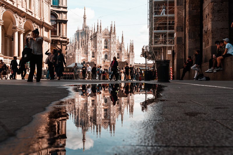 Der Duomo von Mailand gespiegelt in einer Pfütze