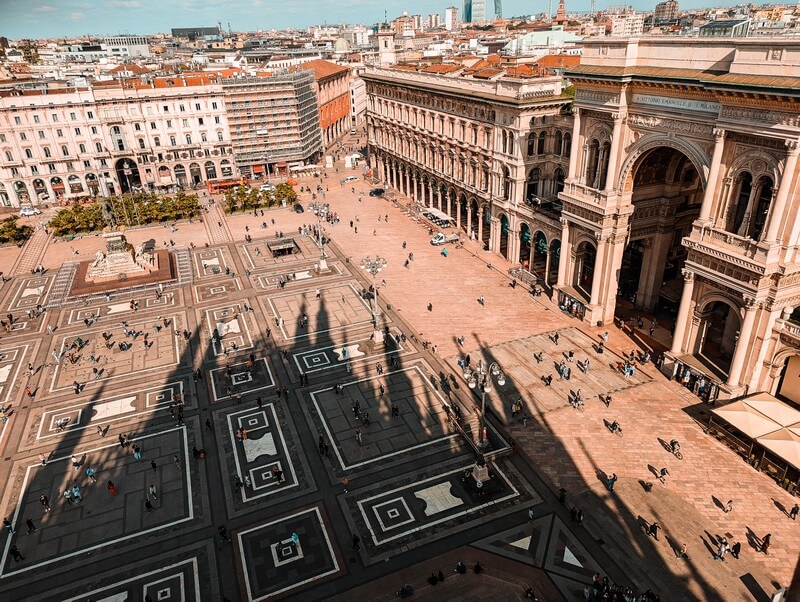 Der Schatten des Duomos legt sich gegen Mittag über den Domplatz von Mailand
