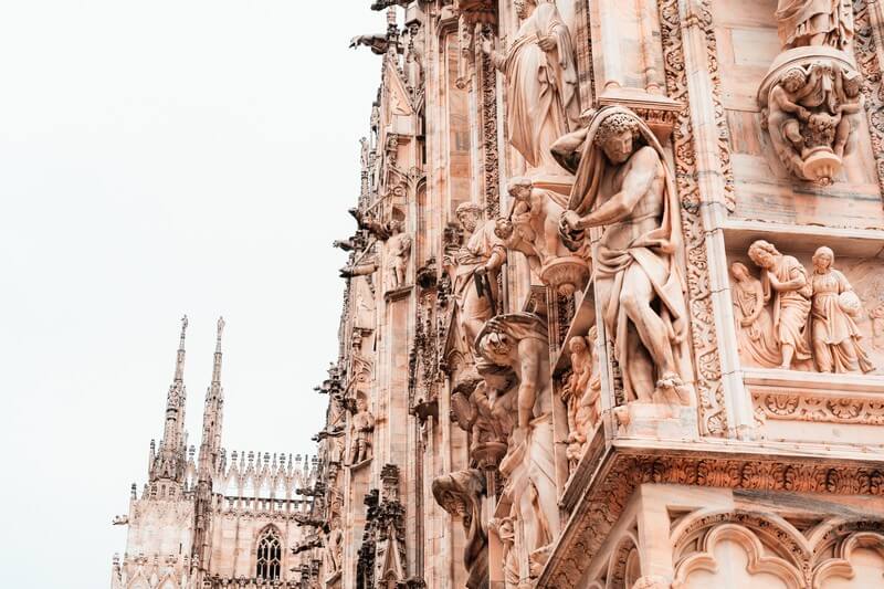 Detaillierte Skulpturen am Duomo von Mailand