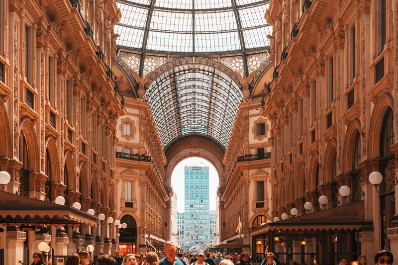 belebte Passage Vittorio Emanuele II in Mailand