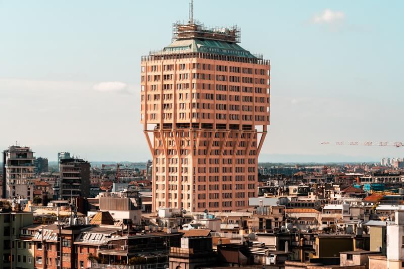 Torre Velasca in Mailand aus der Ferne