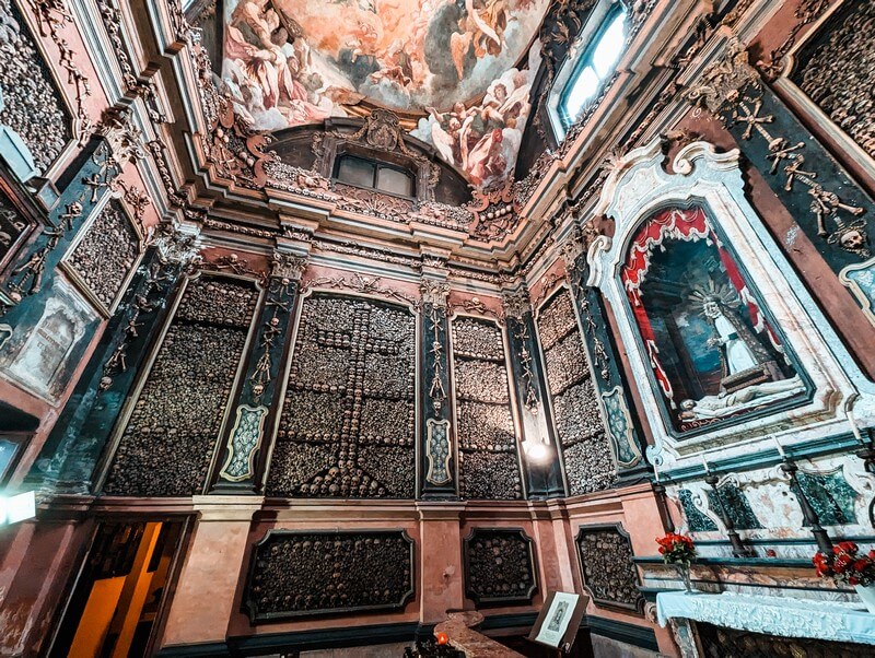 Die vielen Totenköpfe und Knochen dre Kapelle San Bernardino Alla ossa in Mailand