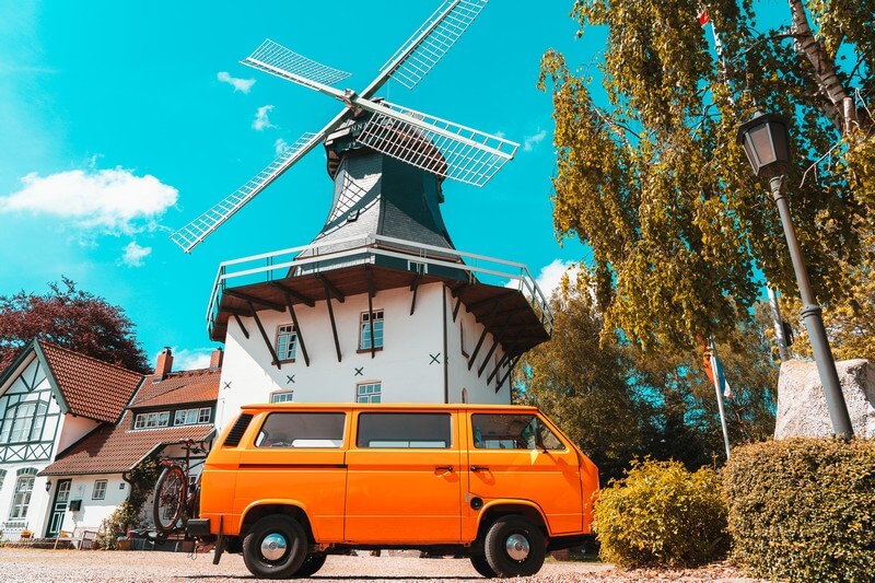 Holländermühle Anna an der Schlei mit orangen Van, der davor parkt