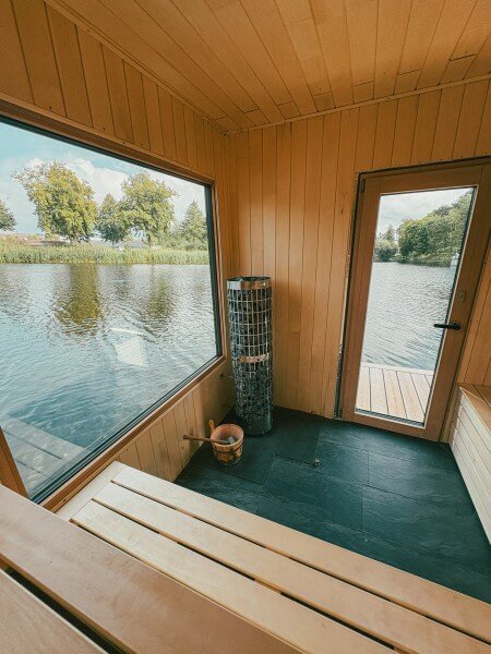 Der Innenbereich der Ahoi Sauna