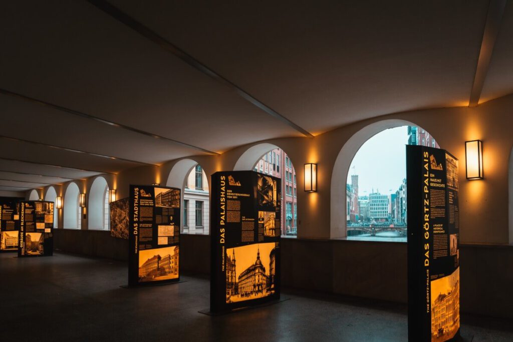 Info-Tafeln im Stadthaus in Hamburg über der Fleet
