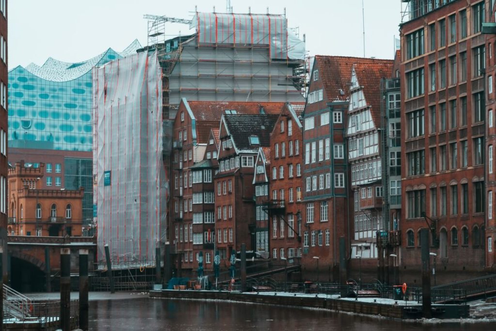 Ensamble aus alten Hamburger Häusern an der Deichstraße