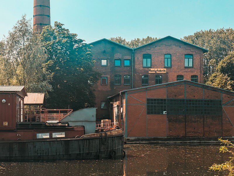 Das Fabrikgebäude des Kulturzentrums Honigfabrik