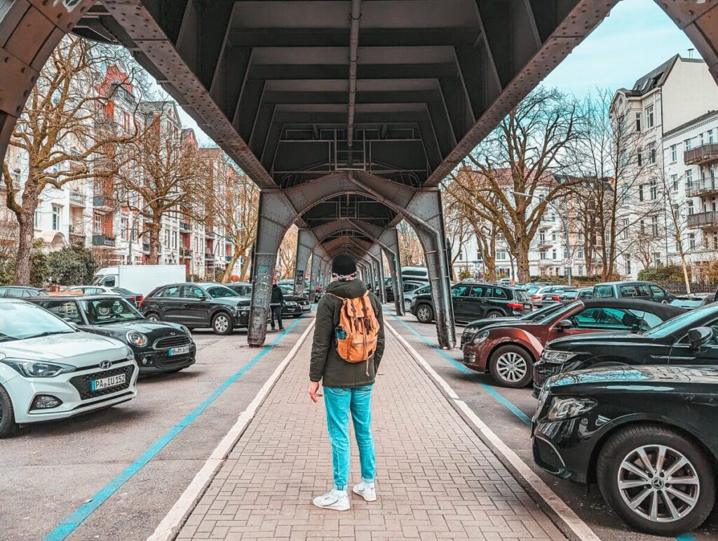 Mann steht unter Viadukt der Hamburger Hochbahn in Eimsbüttel