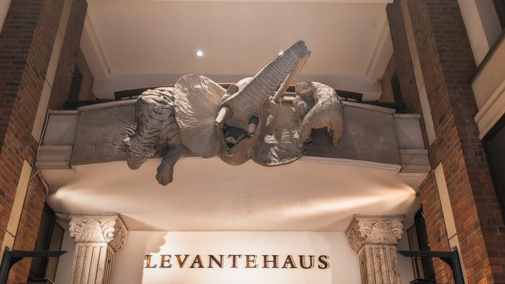 Elefant und andere Tiere am Eingang des Levantehauses