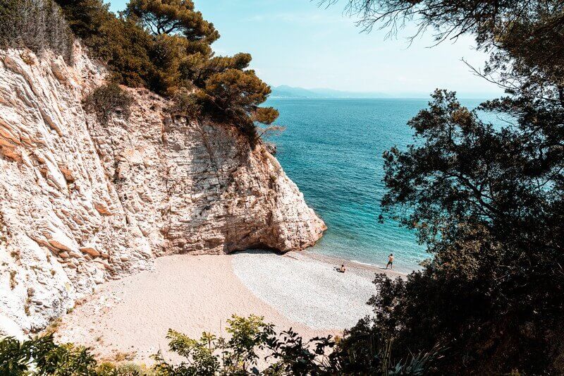 versteckte Bucht mit Strand in Ligurien Italien