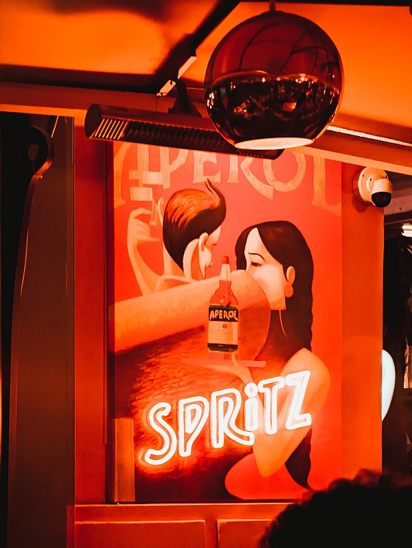 Aperol Spritzz Schild in einer Bar in Italien.