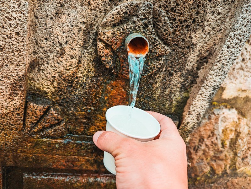 Mineralwasser in Furnas aus einer heißen Quelle