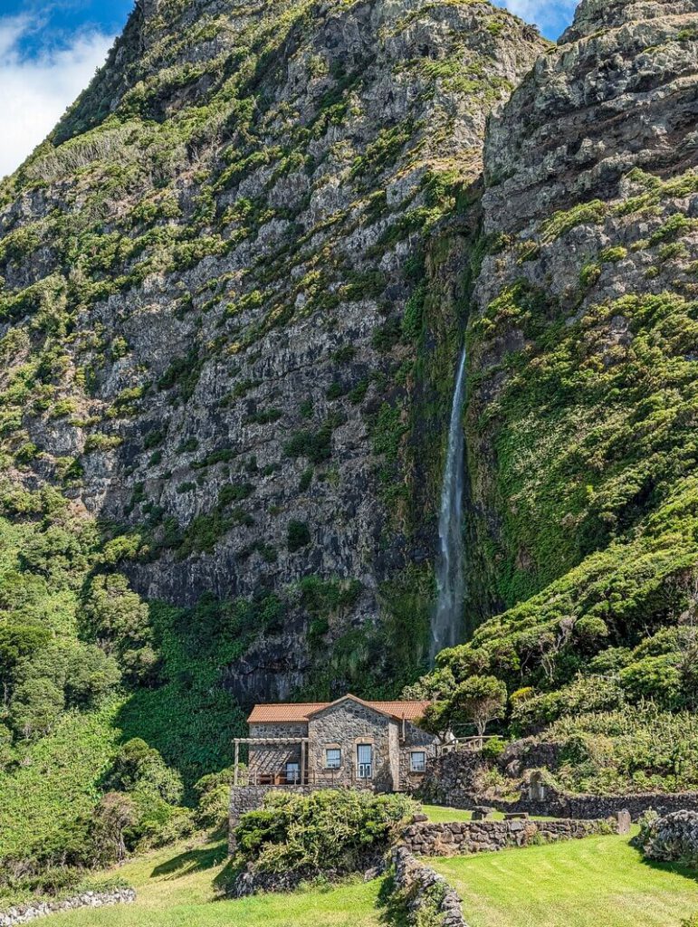 Cascata do Poco do Bacalhau Wasserfall auf Flores