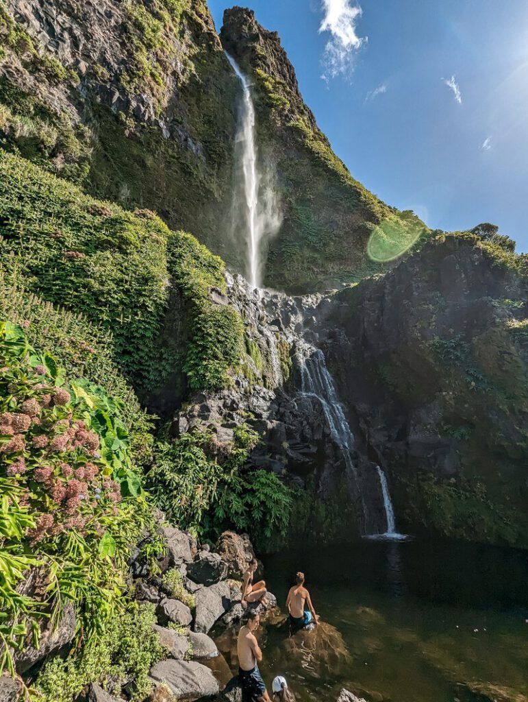 Lagune des Cascata do Poco do Bacalhau auf Flores