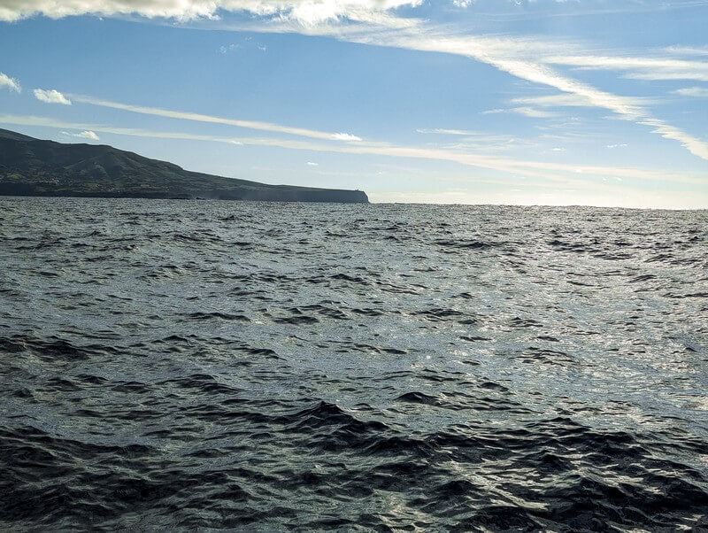 Farol de Albarnaz aus der Distanz vom Wasser aus
