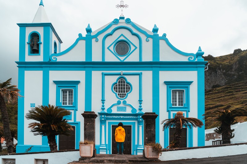 Frontansicht de rblauen Kirche Nossa Senhora dos Remedios auf Flores Azoren