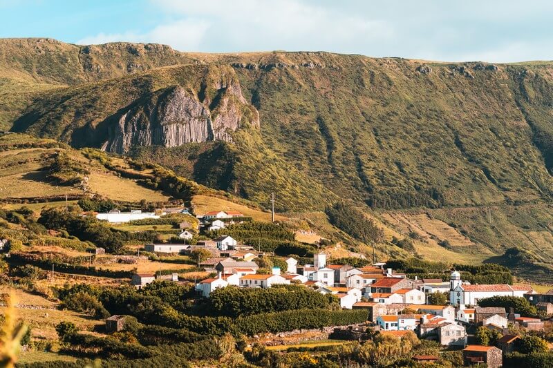 Mosteiro auf Flores mit Blick auf die Rochoa dos Bordoes