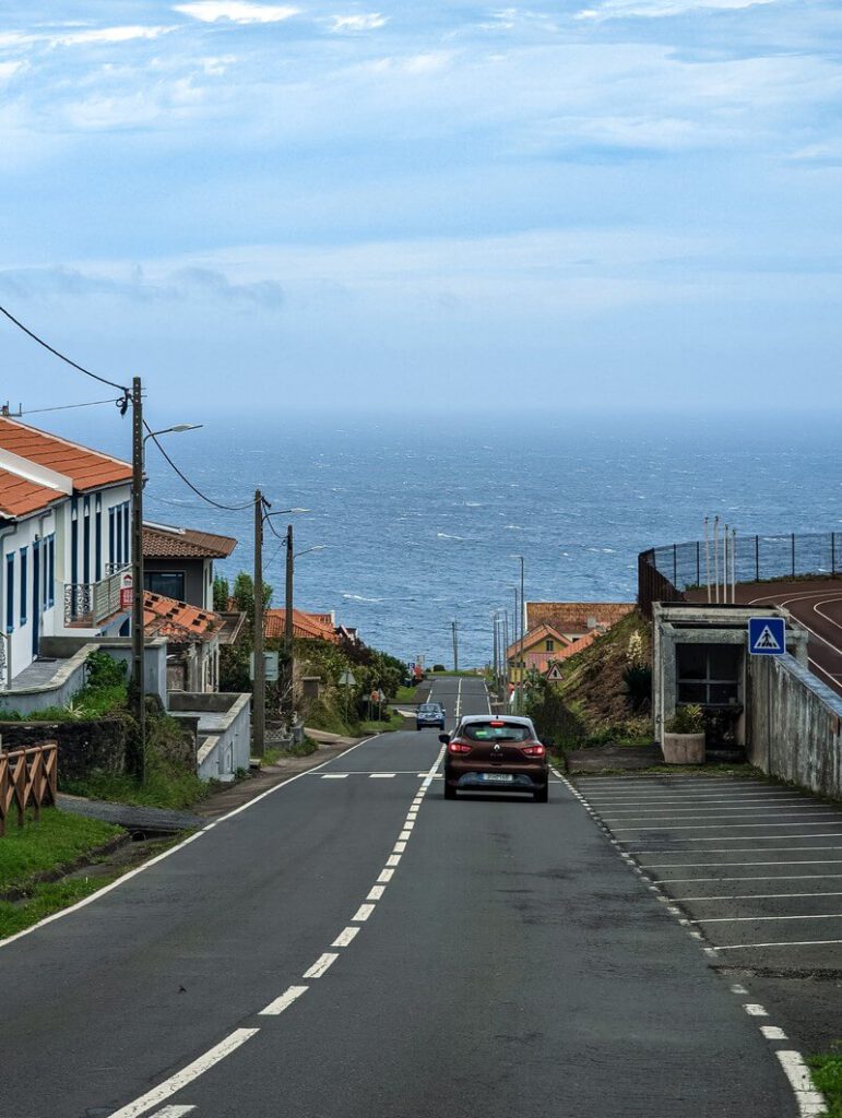 Straße in Lajes mit Atlantikblick.