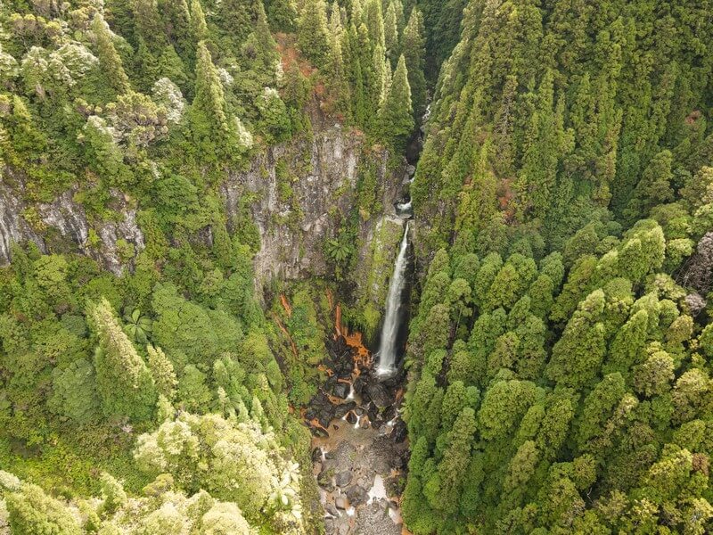 Wasserfall Cascata das Lombadas mittem im Wald von Sao Miguel von oben
