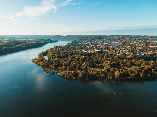 Essen von oben mit Blick über den Fluss Ruhr