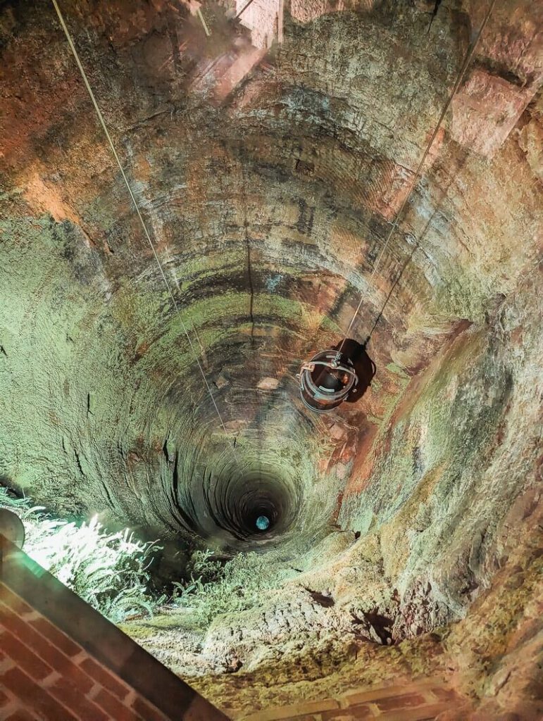 Blick in den 152,5 Meter tiefen Brunnen in der Festung Königstein in der Sächsischen Schweiz.