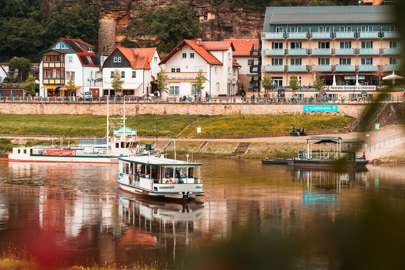 Fähre fährt mit jeder Menge Touristen über die Elbe in Rathen