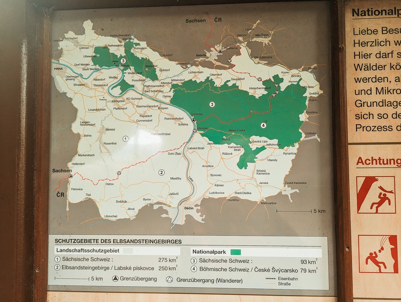 Infotafel in der Sächsischen Schweiz, die die Unterschiede zwischen Nationalpark und Landschaftsschutzgebiet zeigt