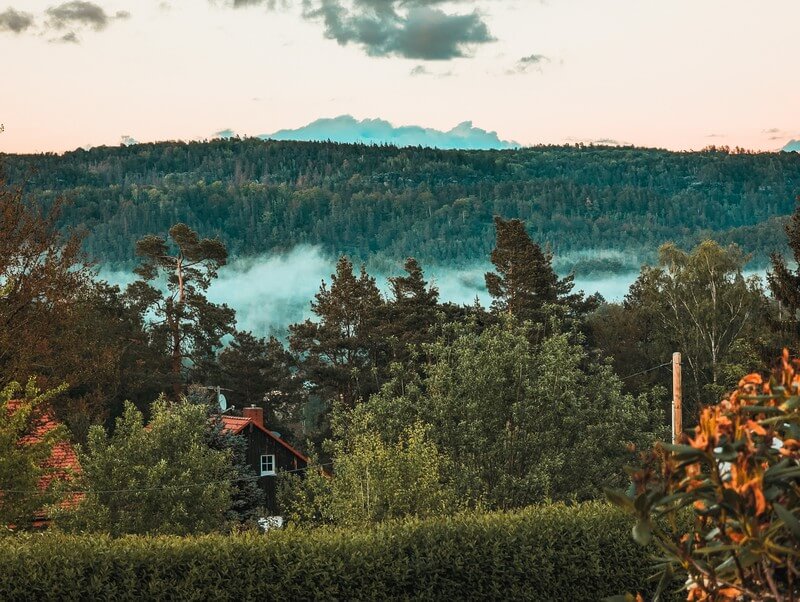 Blick vom Laasenhof auf die vom Nebel überzogene Sächsische Schweiz.