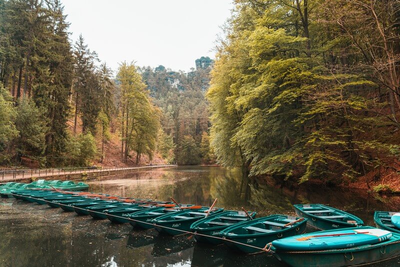 Boote ankern am Amselsee in der Sächsischen Schweiz