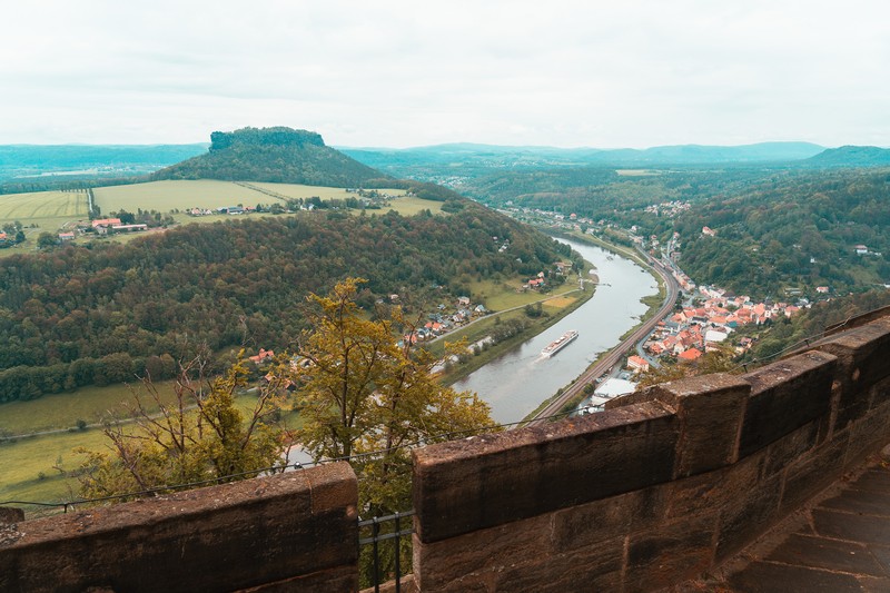 Ausblick von der Festungsmauer der Festung Königstein auf den Ort Königstein und den Lilienstein.