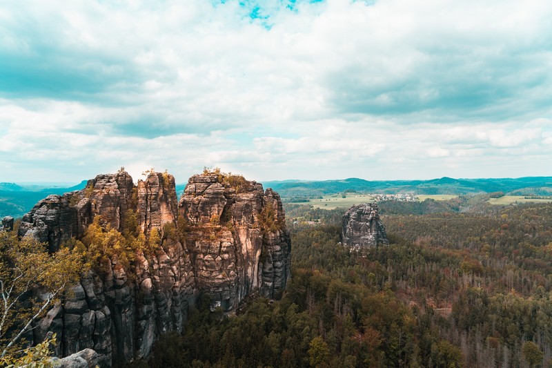 Die Schrammsteine mit dem Falkenstein danebn.