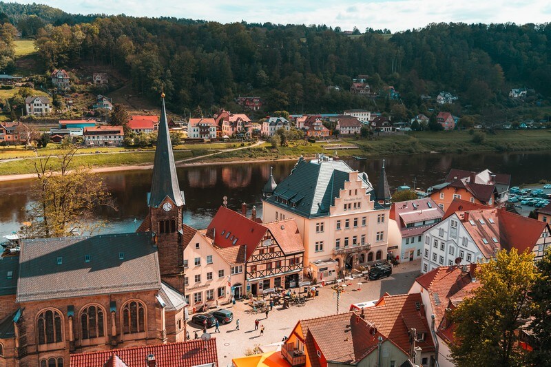 Marktplatz von Stadt Wehlen in der Sächsischen Schweiz von der Burgruine aus fotografiert.