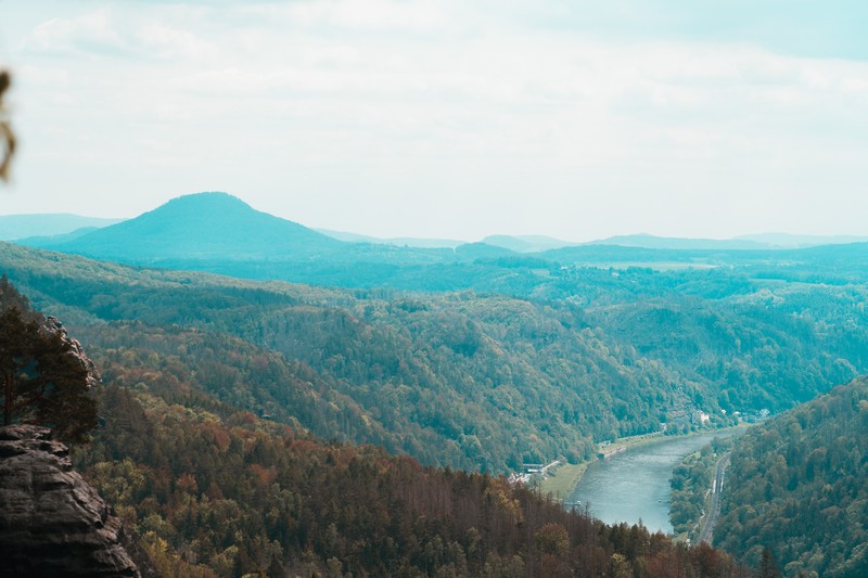 Blick über die Elbe und den Wald von der Schrammsteinaussicht