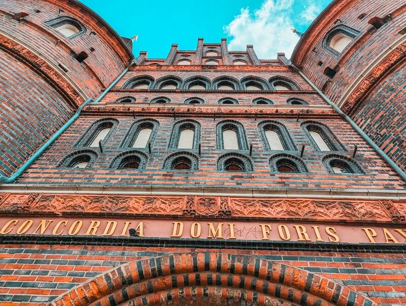 Schriftzug CONCORDIA DOMI FORIS PAX an der Außenwand des Holstentores in Lübeck