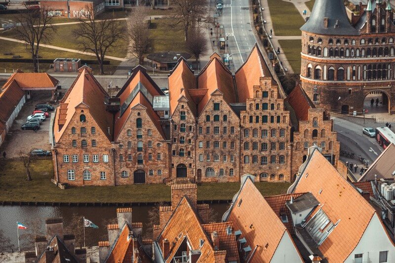 Blick von der Petrikirche auf das Holstentor und die Salzspeicher.