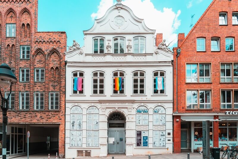 Frontensicht des weißen Buddenbrookhauses in Lübeck