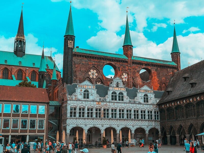 Lübecker Rathaus vom Rathausplatz aus fotografiert.