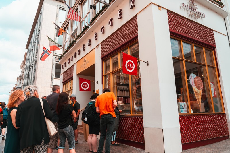 Schlange vorm Café Niederegger in Lübeck