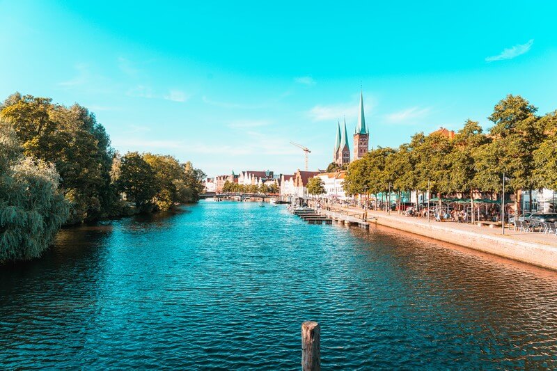 Blick auf die Trave in Lübeck von einer Brücke aus