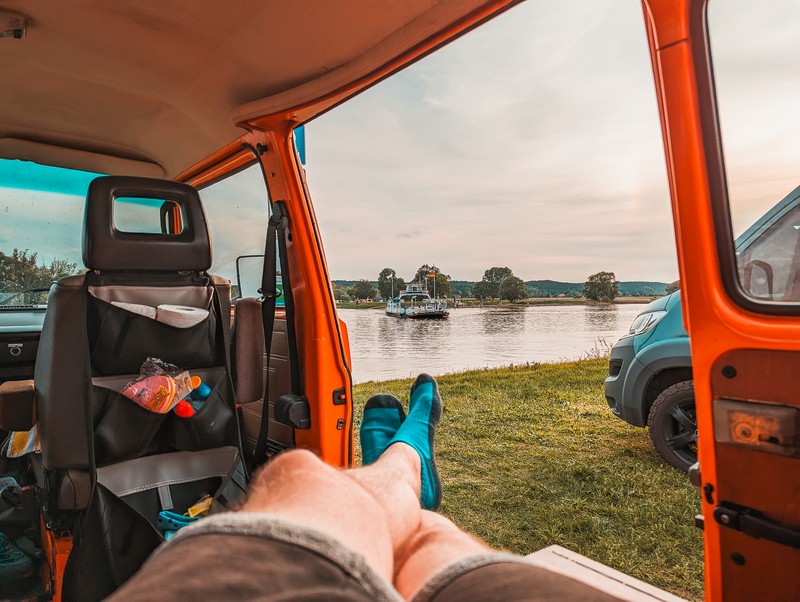 POV: Im Van sitzen und auf eine die Elbe überquerende Fähre schauen