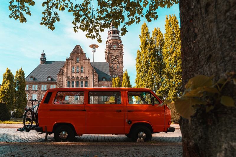 Van steht vorm Rathaus in Wittenberge