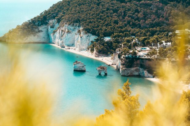 Like a dream: turquoise-blue water, gleaming white cliffs and spectacular rock formations jutting out of the sea.