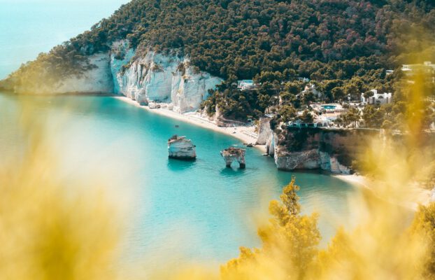 Like a dream: turquoise-blue water, gleaming white cliffs and spectacular rock formations jutting out of the sea.