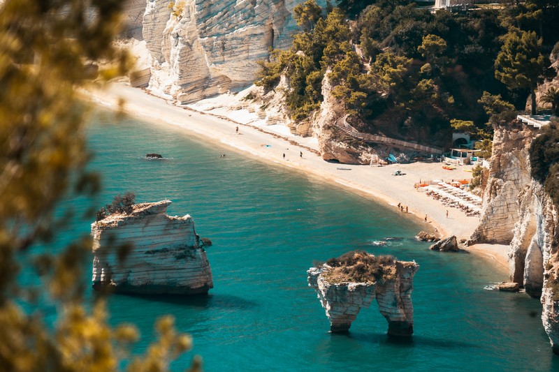 Nahaufnahem des Strandes an der Baia delle Zagare im Gargano in Apulien