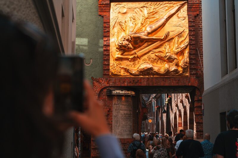 "Der Lichtbringer" Bronzebild vor der Boettcherstraße